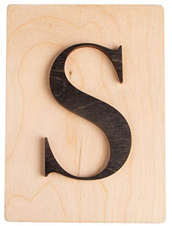 Rayher Holz Buchstabe S, FSC Mix Credit, Holzfliese 10,5x14,8cm, 3D-Buchstabe S in schwarz, 3mm starker Holzbuchstabe auf 4mm starker Holzfliese, 63110576