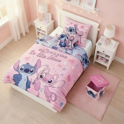 Aymax, Set de decoración para dormitorio Stitch & Angel de 3 piezas – Funda de edredón reversible 140x200 cm + Cojín con forma de Stitch + Caja de almacenamiento para asiento 30x30x30 cm
