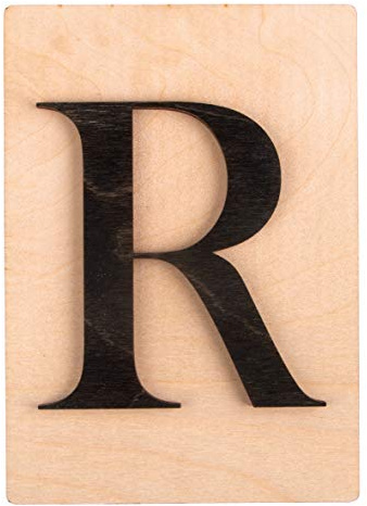Rayher Holz Buchstabe R, FSC Mix Credit, Holzfliese 10,5x14,8cm, 3D-Buchstabe R in schwarz, 3mm starker Holzbuchstabe auf 4mm starker Holzfliese, 63109576