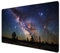 Milchstraße im Universum Schreibtischunterlage 89x40cm XXL Mauspad - Galaktische Bürodekoration Galaxie Sterne über Nebel Landschaft Bäume Himmel als Panorama entdecken