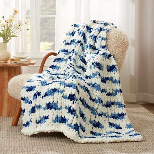 Amélie Home Grobstrick-Überwurfdecke für Couch, weiche Chenille-Häkeldecke für Sofa, 127 x 152,4 cm, Space-Dyed Blue Striped