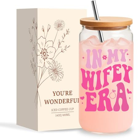 Jars Nova Bride to Be Gifts – Kaffeetasse aus Glas mit Aufschrift In My Wifey Era, 473 ml, rosa Schriftart, Bambusdeckel und Strohhalm, Hochzeits- und Brautparty-Geschenk für Sie | Hochzeits- und Brautparty-Geschenk, 473 ml, Glasbecher mit Deckel und Strohhalmen für Braut, Ehefrau, beste Freundin