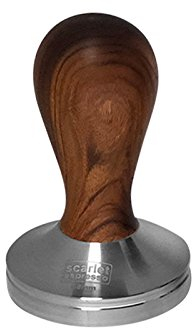scarlet espresso | Tamper »Classic«, stilvoller Espresso-Stempel mit ergonomischem Griff aus Edelholz, für perfekten Espresso, Barista-Werkzeug (58 mm, Sandelholz - Rot)
