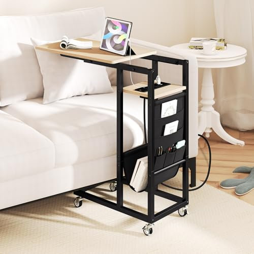 COSTWAY Table d'Appoint à roulettes avec Prise, Plateau Extensible, Bout de Canapé en Forme C, 2 Prises, 1 Port USB, Porte-Revues, 5 Pochettes, Table de Lit a Roulette pour Chambre (Naturel)