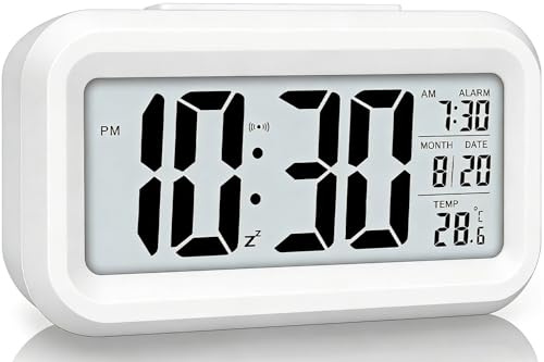 Lesipee - Despertador digital para dormitorio, reloj de escritorio a pilas, reloj digital con luz nocturna inteligente, pantalla de 12/24 horas, función de repetición para dormir profundo, regalos