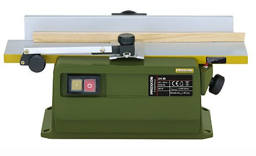 Pialla a filo spessore PROXXON AH 80 Modello 27044, PROFESSIONALE, la piu piccola e raffinata del mondo, Con semipiano destro con avanzamento di precisione mediante una vite di commutazione per asportazione di truciolo da 0 a 0,8 mm con una larghezza massima di piallatura 80 mm. Con arresto longitudinale regolabile, inclinabile su entrambi i lati di 45 °.