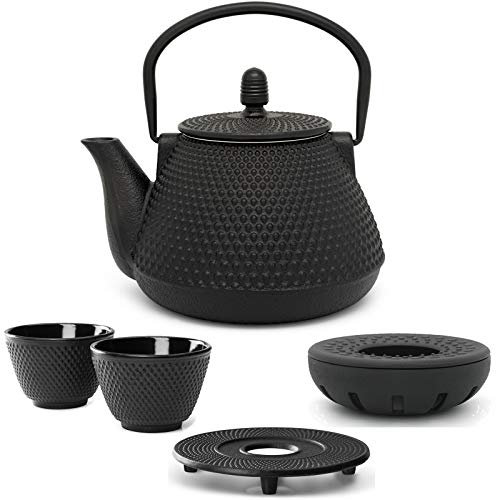 Teekanne asiatisch Gusseisen Set 0.8 Liter - schwarze Gusskanne mit Henkel & Edelstahl Tee-Filter Sieb-Einsatz für losen Tee & 2 Teebecher (Tassen) Guss Stövchen & Untersetzer