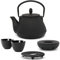 Teekanne asiatisch Gusseisen Set 0.8 Liter - schwarze Gusskanne mit Henkel & Edelstahl Tee-Filter Sieb-Einsatz für losen Tee & 2 Teebecher (Tassen) Guss Stövchen & Untersetzer