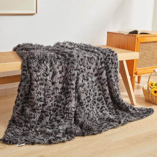 XeGe Luxus Kunstfell Leopardenmuster Kuscheldecke, Weiche 130x150cm Gepardenmuster Flauschige Decke, Plüsch Landhaus Deko Felldecke Süße Tierdecke Tagesdecke für Sofa Couch Bett, Hellgrau