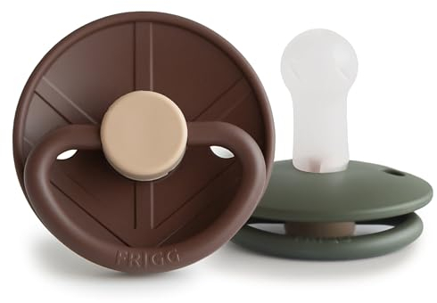 FRIGG Little Viking Silikon Schnuller | 2'er Packung | Silikon Sauger | BPA-Frei | Hergestellt in Dänemark | Symmetrischer Sauger in Kirschform | (Cocoa/Olive, Größe 2 (6-18 Monate))