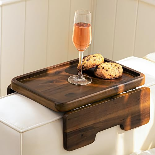 HOLANA Sofa-Armlehnentablett aus Akazienholz, Doppelscharnier, Sofa-Arm-Tablett, Tisch-Clip, Coucharm-Tisch, Beistelltische aus Holz für kleine Räume zum Essen und Trinken (klassisch, Walnuss)