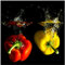 Wallario Glasbild Bunte Küche Paprika in rot gelb orange und grün im Wasser - 50 x 50 cm Wandbilder Glas in Premium-Qualität: Brillante Farben, freischwebende Optik