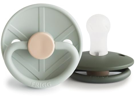 FRIGG Little Viking Silikon Schnuller | 2'er Packung | Silikon Sauger | BPA-Frei | Hergestellt in Dänemark | Symmetrischer Sauger in Kirschform | (Sage/Olive, Größe 1 (0-6 Monate))