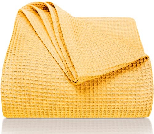 LAYNENBURG Premium Tagesdecke 240 x 260 cm XXL - Waffelpique 100% Baumwolle - leichte Wohndecke Waffeloptik - Baumwolldecke als Bett-Überwurf, Sofa-Überwurf, Couch-Überwurf - Sofa-Decke (gelb)
