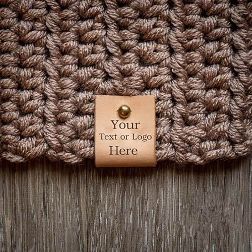 Personalisiertes Logo-Text-faltbares Häkel-Basteletikett, Individuelle Kleine Etiketten Mit Niete, Strickbeanie-Tags, Personalisierte Leder-Tags, Häkel-Tags, Lederetikett 60 X 20 Mm