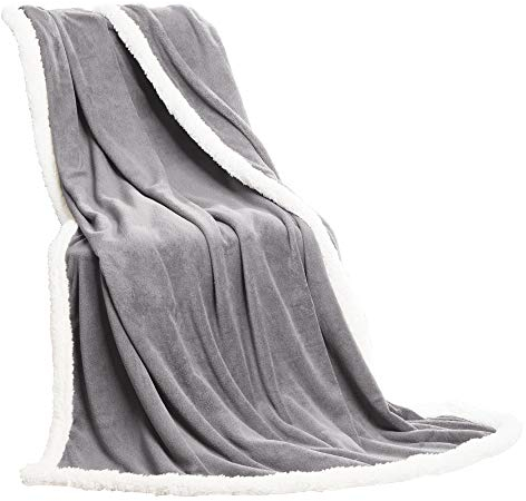 CelinaTex Kuscheldecke 150 x 200 cm Silber Wohndecke weich Mikrofaser Fleece Sherpa Einfassung Lammfell Optik Oeko-TEX Everest