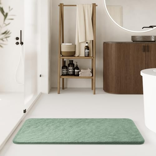 WECONhome Basics Emil Badteppich, 70 x 120 cm, Salbei grün | eleganter Badteppich, rutschfest, waschbar und super weich, Ideal für ein modernes Bad