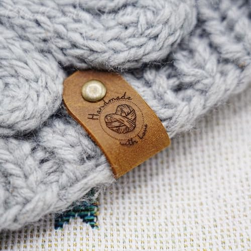 Personalisierte Leder-Tags für gehäkelte Gegenstände, benutzerdefinierte Lederetiketten mit Nieten, für Hüte, Mützen, Schals und mehr, Etiketten für Strickwaren (63,5 x 20 mm)