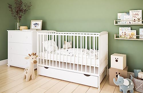 kiki design 2in1 Babybett und Kinderbett 120x60cm, Weiss, mit 3-Fach Höhenverstellbarer und 3 Schlupfsprossen, Matratze und Schublade, Umbaubar zum Juniorbett, aus Kiefernholz