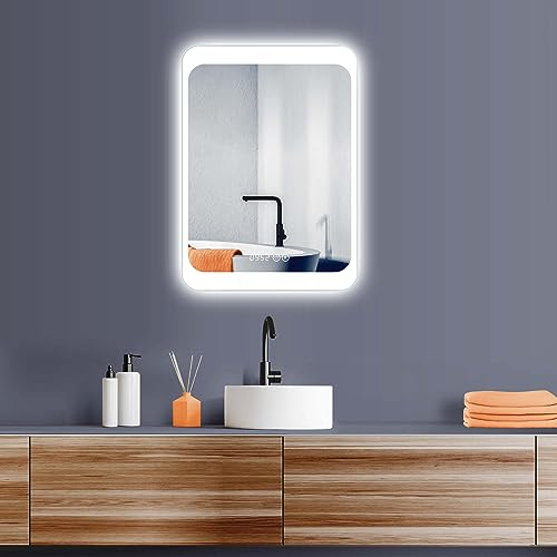 HOKO LED Badspiegel 50x70 cm Weimar. Moderner Lichtspiegel fürs Bad mit Uhr und mit Touch Schalter + Energiesparend LED Licht Wechsel-Warmweiß-Kaltweiß-Neutral