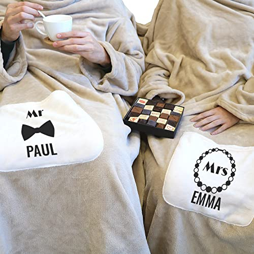 CADEAUX.COM Doppelte Kuscheldecke mit Ärmeln - Mr. and Mrs. personalisiert für EIN Paar - TV-Decke, 150 x 240 cm XL - Personalisierbares Geschenk