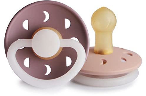 FRIGG Mondphase Latex Nacht Leucht-Schnuller | Schnuller 2 Packung | Symmetrischer Sauger in Kirschform | BPA-frei | Hergestellt in Dänemark | (Twilight Mauve Night/Blush Night, Größe 1 (0-6 Monate))