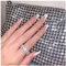 Yheakne Lot de 24 faux ongles longs à clipser brillants ombrés dégradés pour femmes et filles de style ballerine avec manucure française et embouts en forme de V Blanc