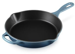 LE CREUSET Skillet profond en fonte émaillée Signature avec poignée d'assistance et deux becs verseurs, 26 cm, 2 litres, Chambray, 20187264340422