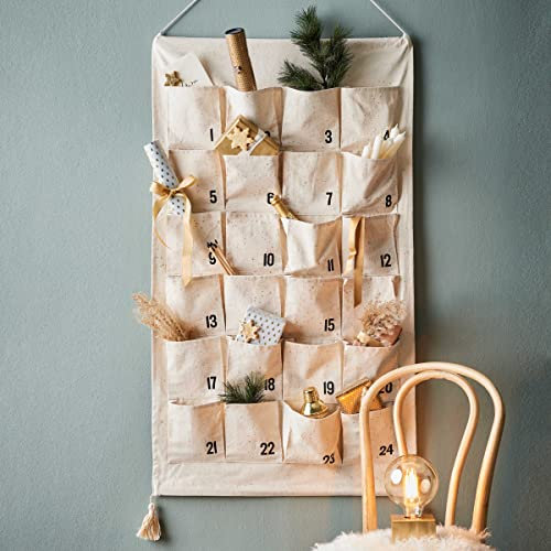 BUTLERS Adventskalender zum Befüllen XXL Baumwolle Natur inkl. Holzleiste zum Aufhängen | Weihnachtskalender 2025 -SANTA IS COMING- Stofftaschen wiederverwendbarer Wandkalender & Weihnachtsdeko