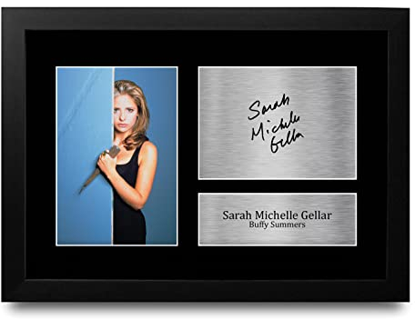 HWC Trading FR A4 Sarah Michelle Geller Buffy the Vampire Slayer Geschenke Gedrucktes Signiertes Autogramm Foto für Fans von Fernsehshows - A4 Framed