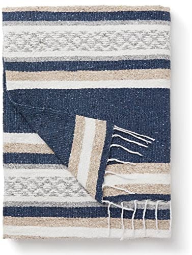 Laguna Beach Textile Co Mexikanische Decke – Strand, Yoga, Camping oder dekorative Überwurfdecke – traditionelle, handgefertigte Serape-Decke (Schiefer und Sand)