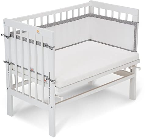 FabiMax Baby Beistellbett Basic, stufenlos höhenverstellbar, Buche massiv weiß lackiert (Matratze Classic, Graue Würfel)