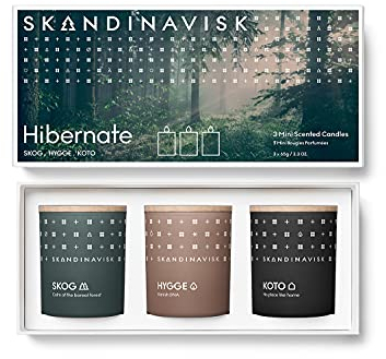 Skandinavisk HIBERNATE Geschenkset mit 3 Mini-Duftkerzen. SKOG 'Wald', HYGGE 'Gemütlichkeit' und KOTO 'Zuhause'. Vegane Formel. 3 x 65 g.