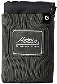 MATADOR Pocket Blanket - Grün (Sitzplätze 2-4); Ultraleicht Picknickdecke mit Pflöcken; Faltbare Picknickdecke für Trockenes Sitzen; Stranddecke Sandfrei & Wanderdecke für Konzert, Wandern, Camping