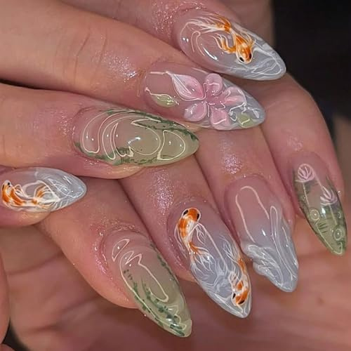 LunarCharm 24 Stück Grün Teich-Stil Press on Nails mit Goldfisch und 3D-Blumen-Design, kurze mandelförmige glänzende Acryl Kunstnägel, vollständige Abdeckung Aufdrücknägel für Frauen DIY