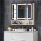 Armoire à miroir de salle de bain avec éclairage et prise, 3 portes, compartiment ouvert, étagères réglables, 3 températures de couleur à intensité variable, interrupteur à capteur tactile