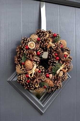 Marco Paul Weihnachtskranz mit Tannenzapfen, festlich, dekorativ, rustikal, hängende Dekoration, Girlande, traditionelle Dekorationen, Weihnachtskranz für den Innenbereich, Orange und rote Beere