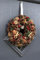 Marco Paul Weihnachtskranz mit Tannenzapfen, festlich, dekorativ, rustikal, hängende Dekoration, Girlande, traditionelle Dekorationen, Weihnachtskranz für den Innenbereich, Orange und rote Beere