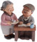 HOAZIACEHN Gartenfigur Opa und Oma auf Bank aus Harz Älteres Paar Figur Opa Oma Liebpaar Gartenfigur Dekofigur für Valentinstag Jubiläum Party Dekoration (K)