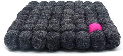 feelz Filzuntersetzer eckig grau mit bunter Kugel 20 x 20 cm Handarbeit Topfuntersetzer bunt Bunte Filzkugel Untersetzer aus Filz Filzkugeluntersetzer Fairtrade (Anthrazit/Pink)