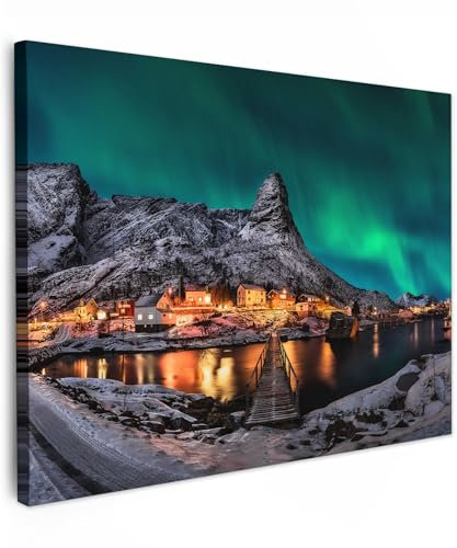 MuchoWow© Bild auf Leinwand 80x60 cm Schlafzimmer Bilder Wand Deko Wohnzimmer Modern Wanddeko Bilderwand Geschenk Landschaftsbilder - Natur - Nordlichter - Island - Dorf - Grün - Berge
