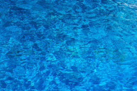 adrium Cuadro de madera 110 x 70 cm: superficie de la ola de agua y reflexión sobre la piscina(153185149)