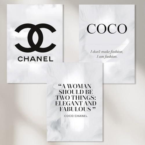 Dekomundo COCO CHANEL Bilder 3er Set Wohnzimmer, Schlafzimmer, Laden und Shop Moderne Poster zum Einrahmen, 3x A4 (21x29,7 cm), Hell