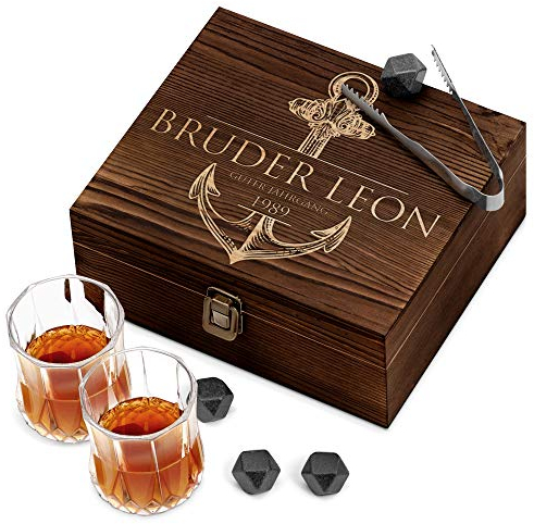 Maverton Whisky Steine Set - in Holzbox mit Gravur - 8 Eiswürfel + 2 Whisky Gläser - wiederverwendbar - aus Granit - Geschenk für Männer - Guter Jahrgang