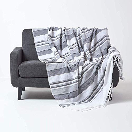 Homescapes extra große Tagesdecke Morocco, monochrom, Sofa-Überwurf aus 100% Baumwolle, weiche Wohndecke 255 x 360 cm, grau-weiß gestreift, mit Fransen