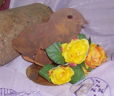 Küken in Edelrost auf Platte