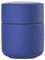 Zone Denmark Ume Keramikdose mit Deckel fürs Bad, Deko Badezimmer, Badezimmer Organizer, Hübsche Dose für Aufbewahrung, aus Keramik, Durchm. 8,3 cm, Höhe 10,3 cm, Indigo Blue