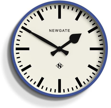 NEWGATE® Number Three Railway wanduhr | Retro inspirierte Moderne bahnhofsuhr | 37cm | Blau | Markierungs zifferblatt | Mid Century Stil für küche, Wohnzimmer oder büro