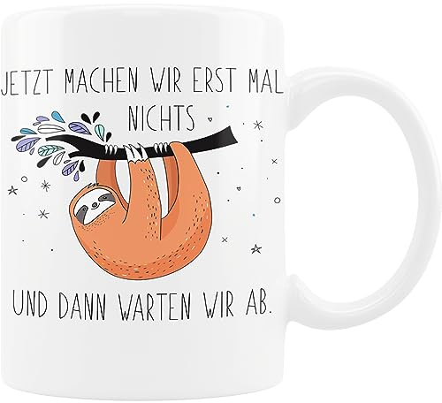 Tassensachen Lustige Faultier Tassen - Jetzt machen wir erst mal nichts und dann warten wir ab - lustige Kaffeetasse für Büro und Homeoffice aus Keramik in Weiß - ca. 330 ml spülmaschinengeeignet