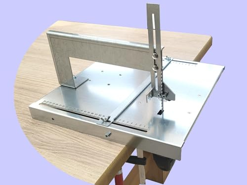 Stichsägetisch mit zusätzlicher Sägeblattführung auf dem Tisch plus Rollenführung